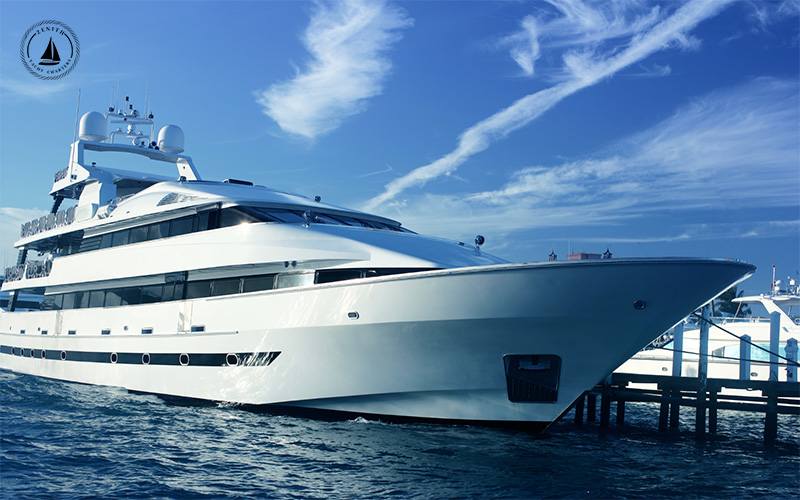 Yacht rental for party in Singapore